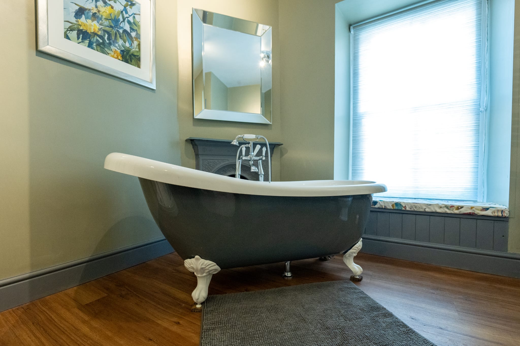 Roll-top bath